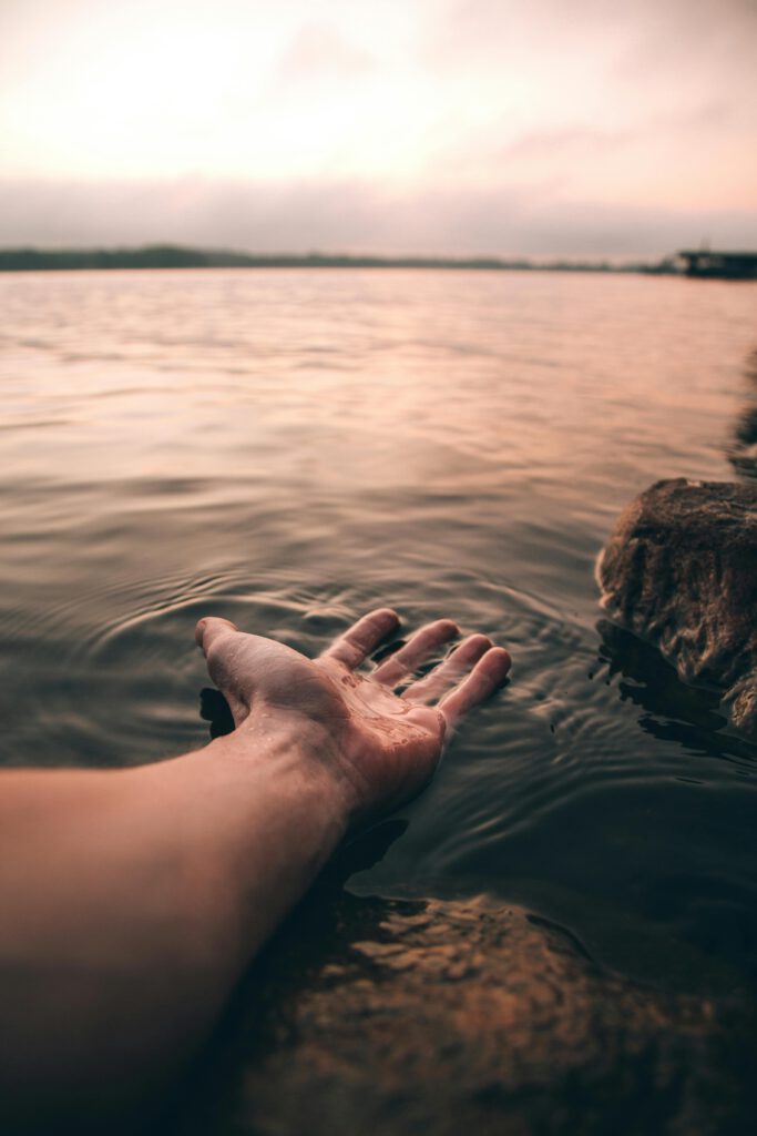 Körperwahrnehmung: Hand im Wasser